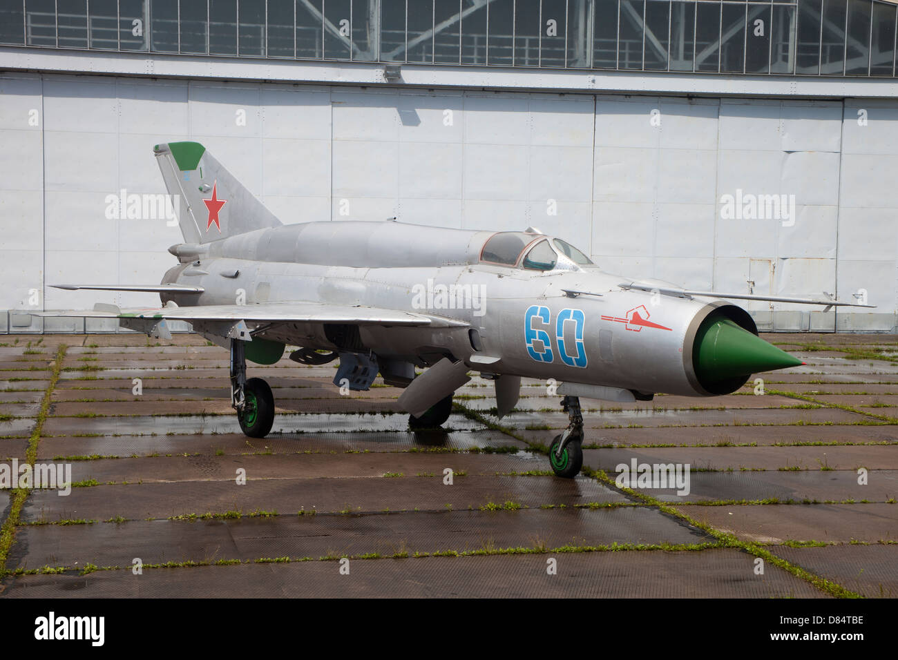 Eine erhaltene MiG-21SMT an der ehemaligen russischen 16. Luft-Armee stützen, Flugplatz Altenburg, Deutschland. Stockfoto