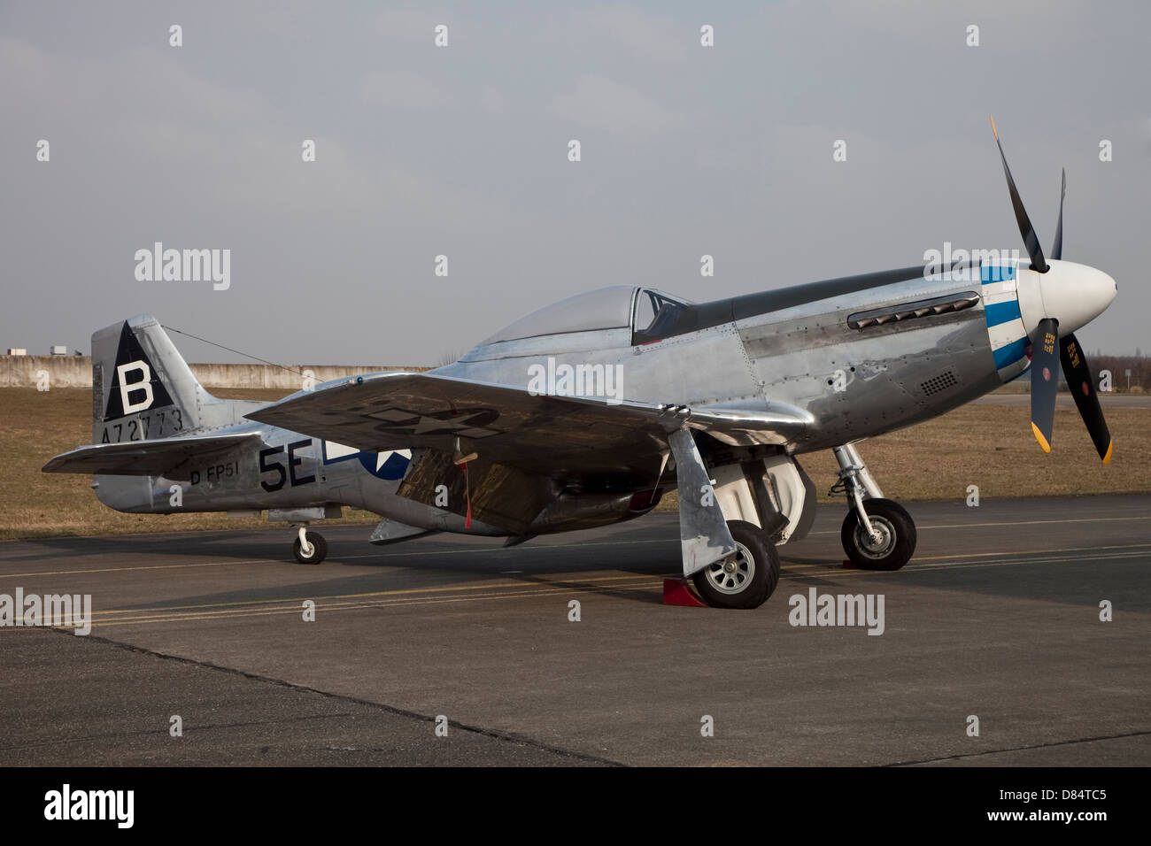 Eine p-51 Mustang im US Army Air Forces Abzeichen an Bremgarten Airfield, Deutschland. Stockfoto