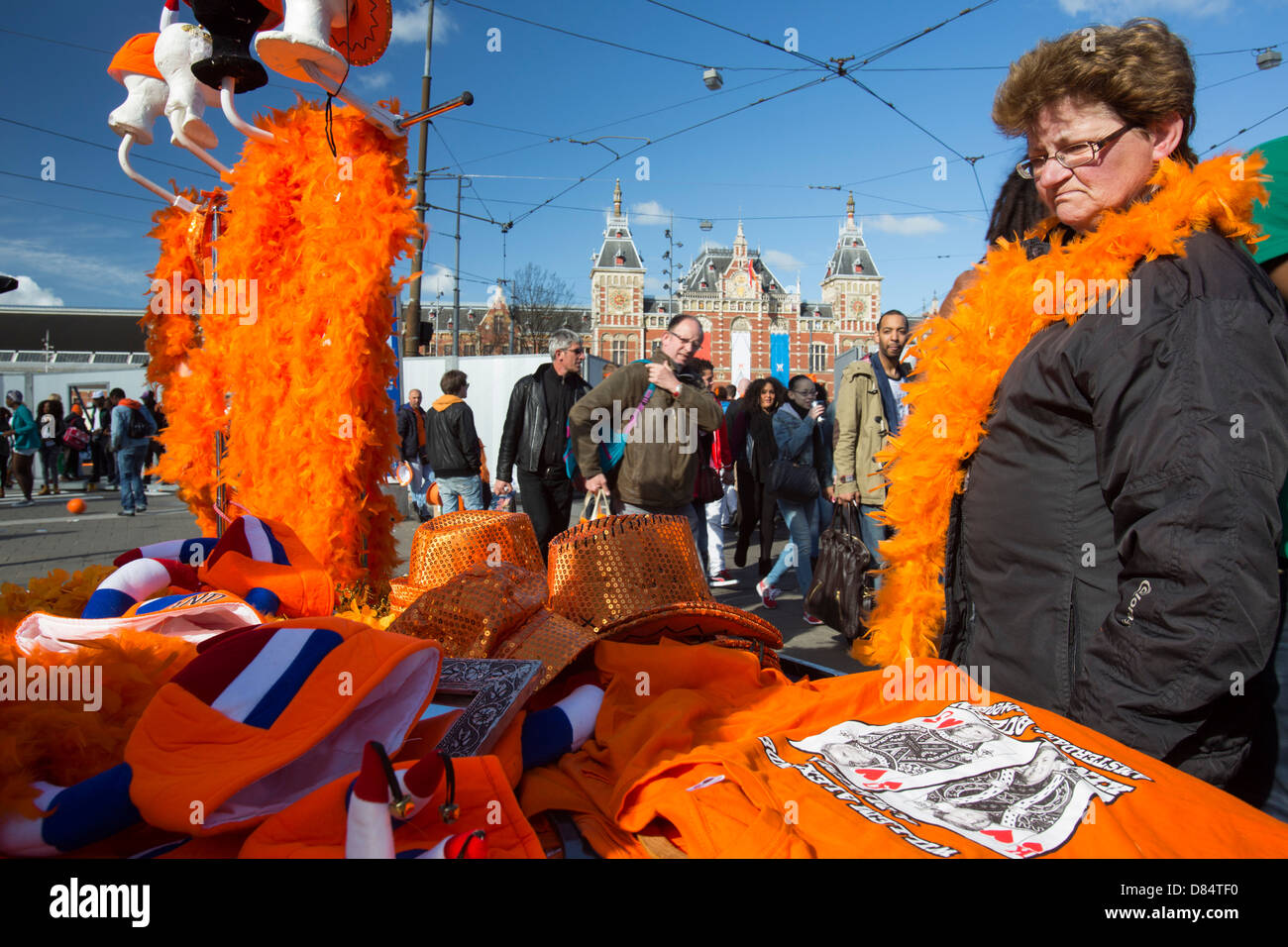 Ein Stall zu verkaufen orange Kleidung um Königinnentag in Amsterdam, Niederlande feiern bei der Abdankung der Königin Stockfoto