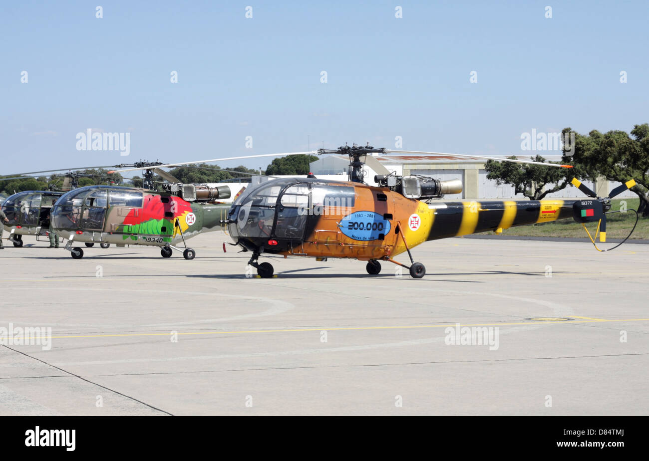 Eine Gruppe von Alouette III Mehrzweckhubschraubern der Portugiesen Luftwaffe geparkt auf der Flightline in Beja, Portugal. Stockfoto