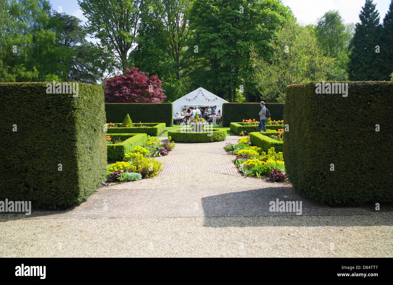 Nächstenliebe offenen Garten Teezelt, formalen Garten beschnitten Hecken Stockfoto