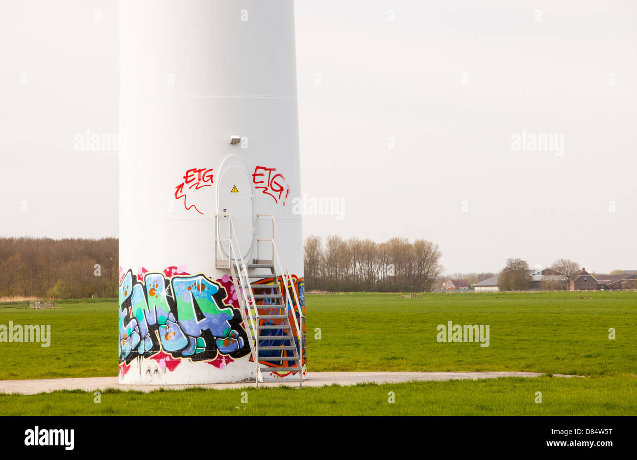 Graffiti an einer Windkraftanlage in den Niederlanden südlich von Amsterdam. Stockfoto