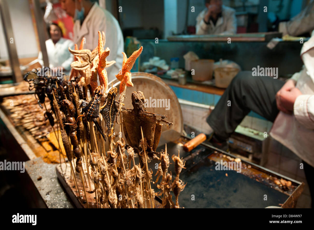 Ratten, Eidechsen, Skorpione und Seesterne am Imbissstand an der Wangfujing Snack Street in Chaoyang District, Beijing, China Stockfoto