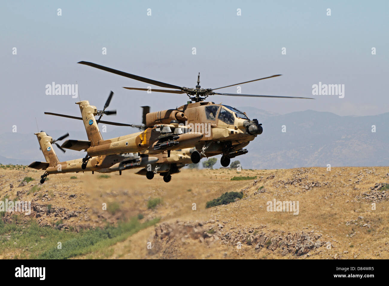Zwei AH-64A Peten-Kampfhubschrauber der israelischen Luftwaffe im Flug über die Golanhöhen, Israel. Stockfoto