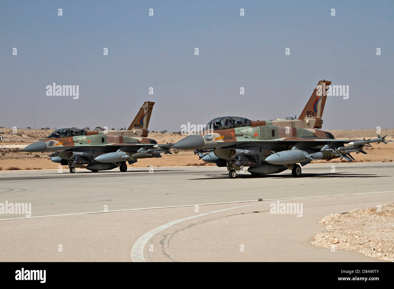 Zwei F-16I Sufa Flugzeuge der israelischen Luftwaffe Rollen auf die Startbahn. Stockfoto