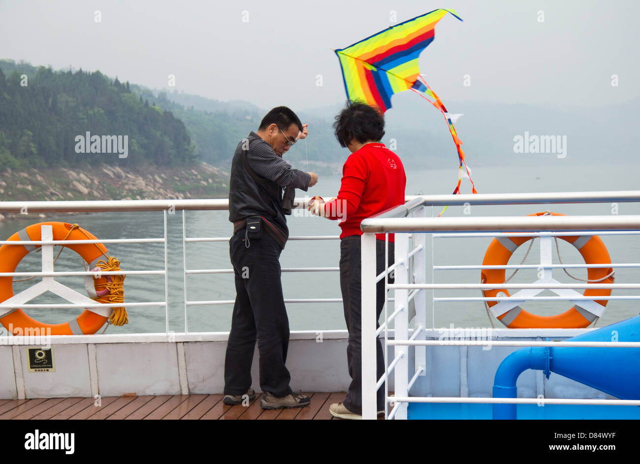 Drachensteigen auf einem Kreuzfahrtschiff, Jangtsekiang, China Stockfoto