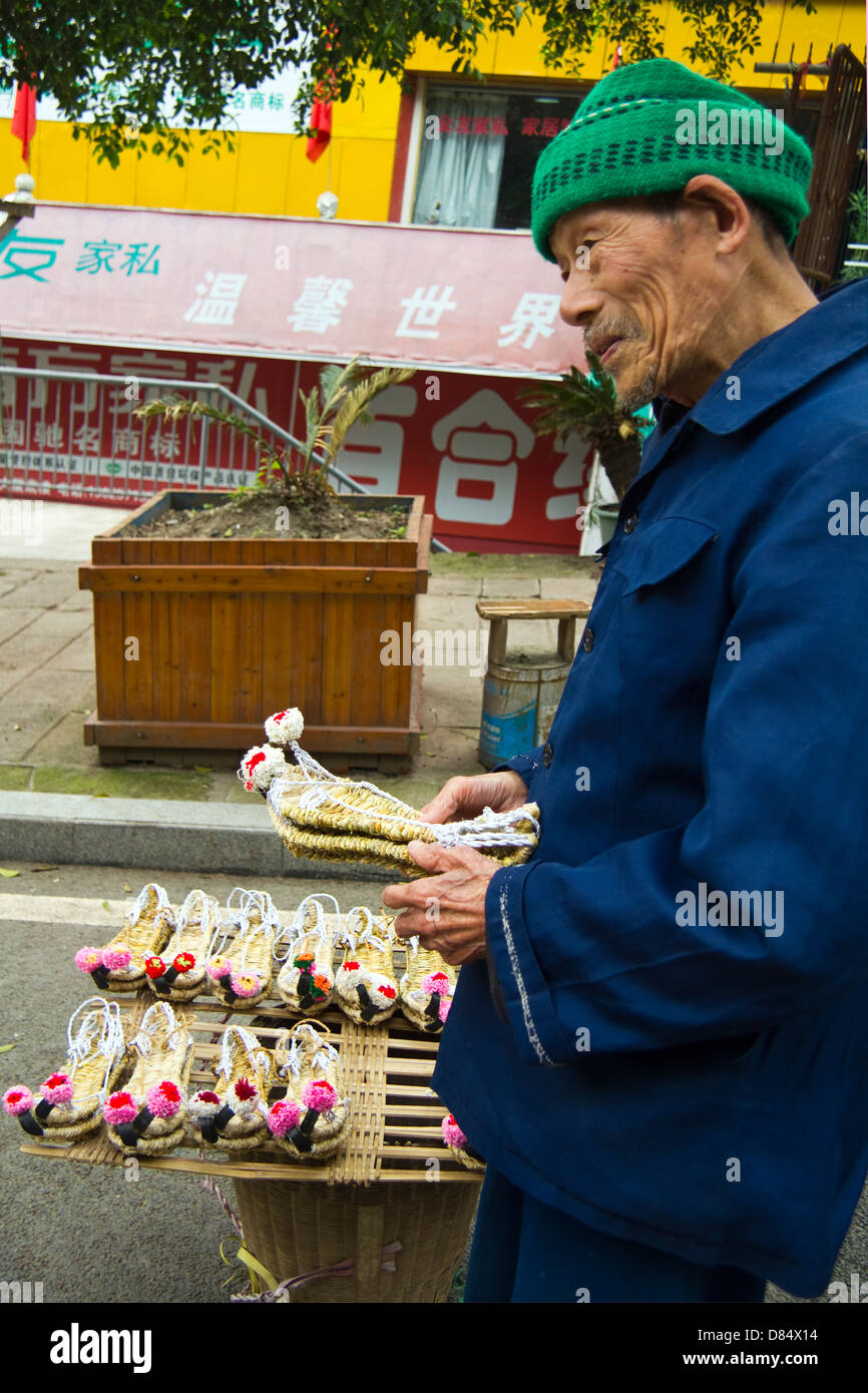 Alten Anbieter in der Nähe von Shibaozhai Pagode, China Stockfoto