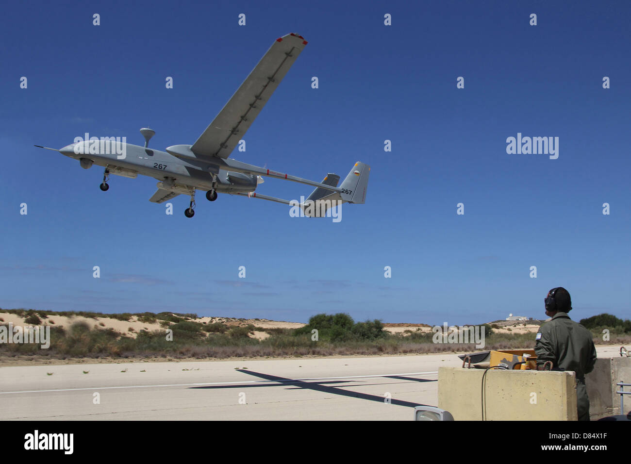 Eine IAI Heron Unmanned Aerial Vehicle zieht die Start-und Landebahn am Luftwaffenstützpunkt Palmachim, Israel. Stockfoto