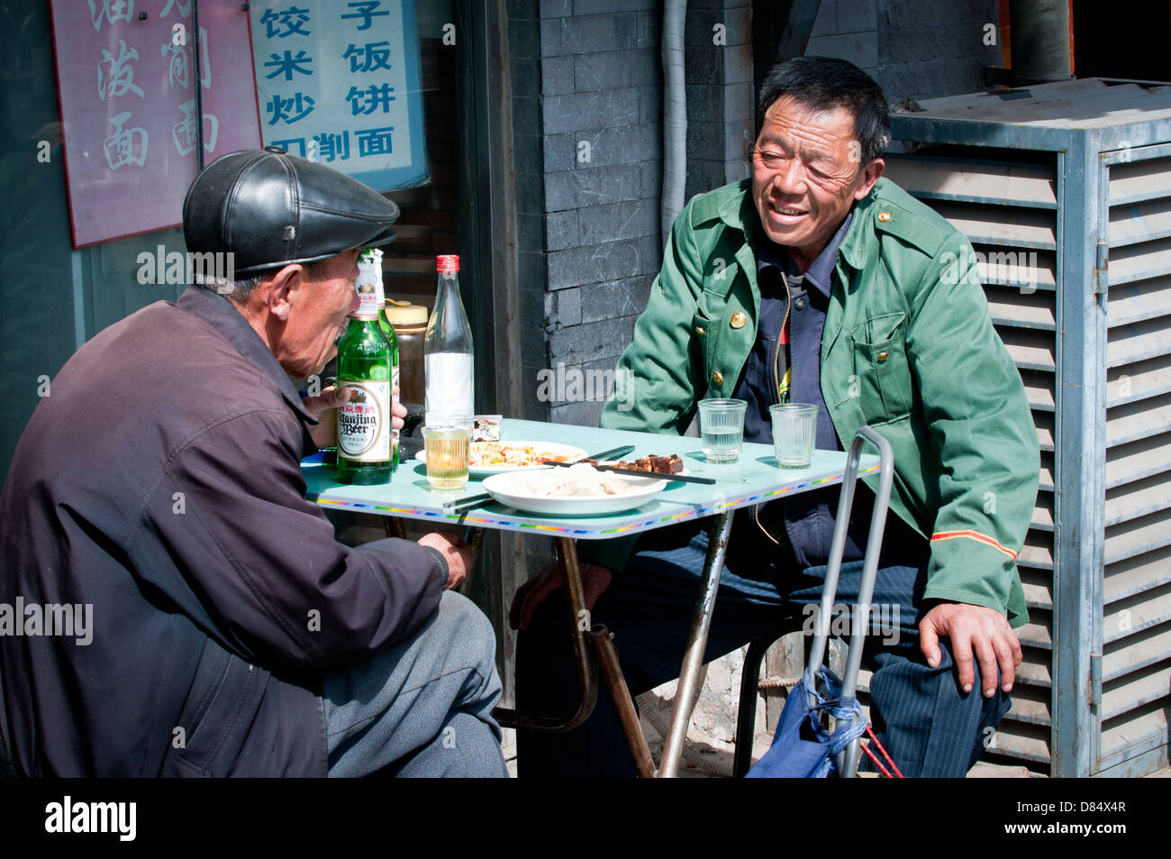 Zwei alte chinesische Männer in kleinen Restaurant, Peking, China Stockfoto