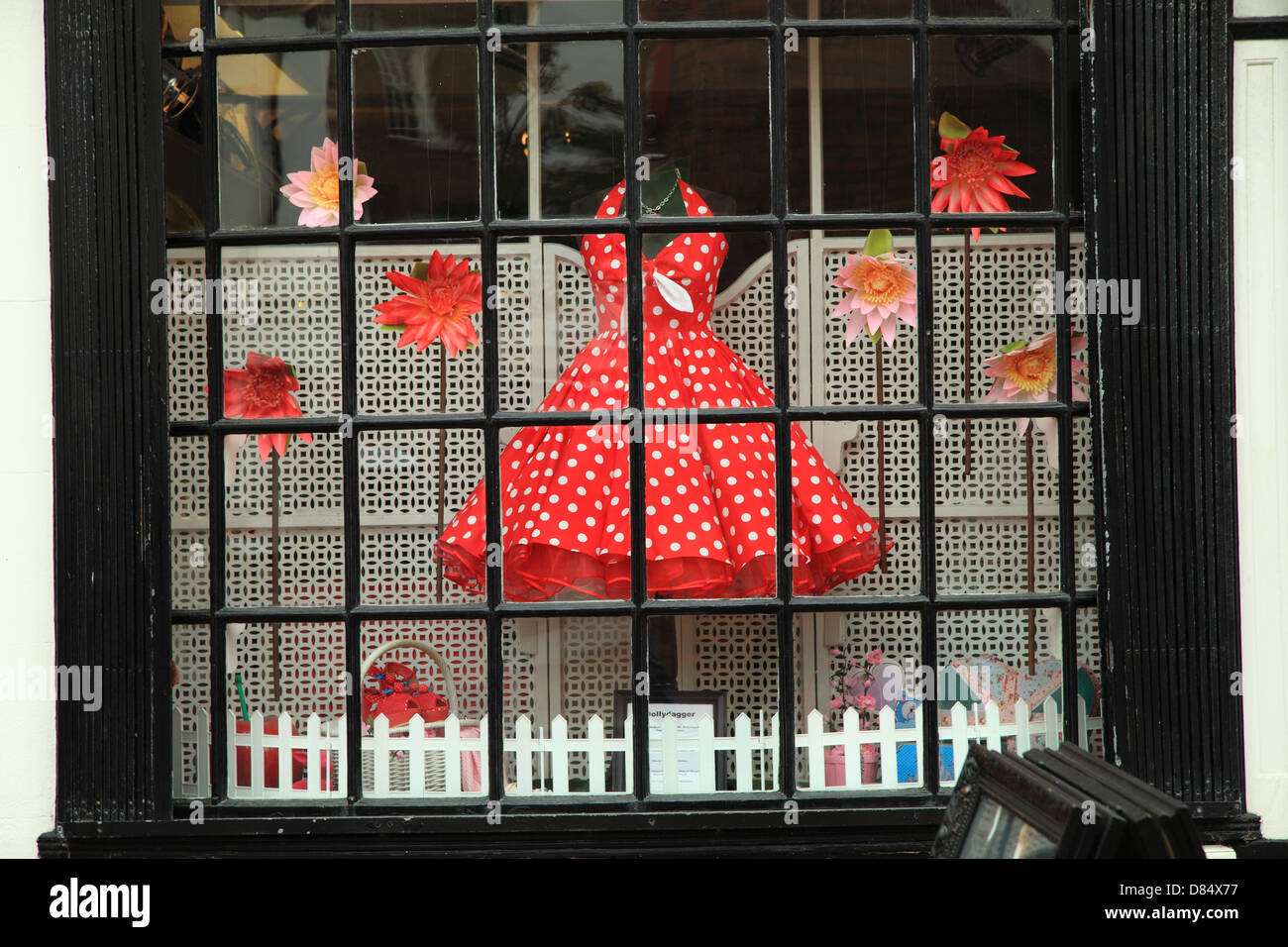 Retro-rot gepunkteten Kleid in einem Schaufenster Vintage Boutique, Brighton UK Stockfoto