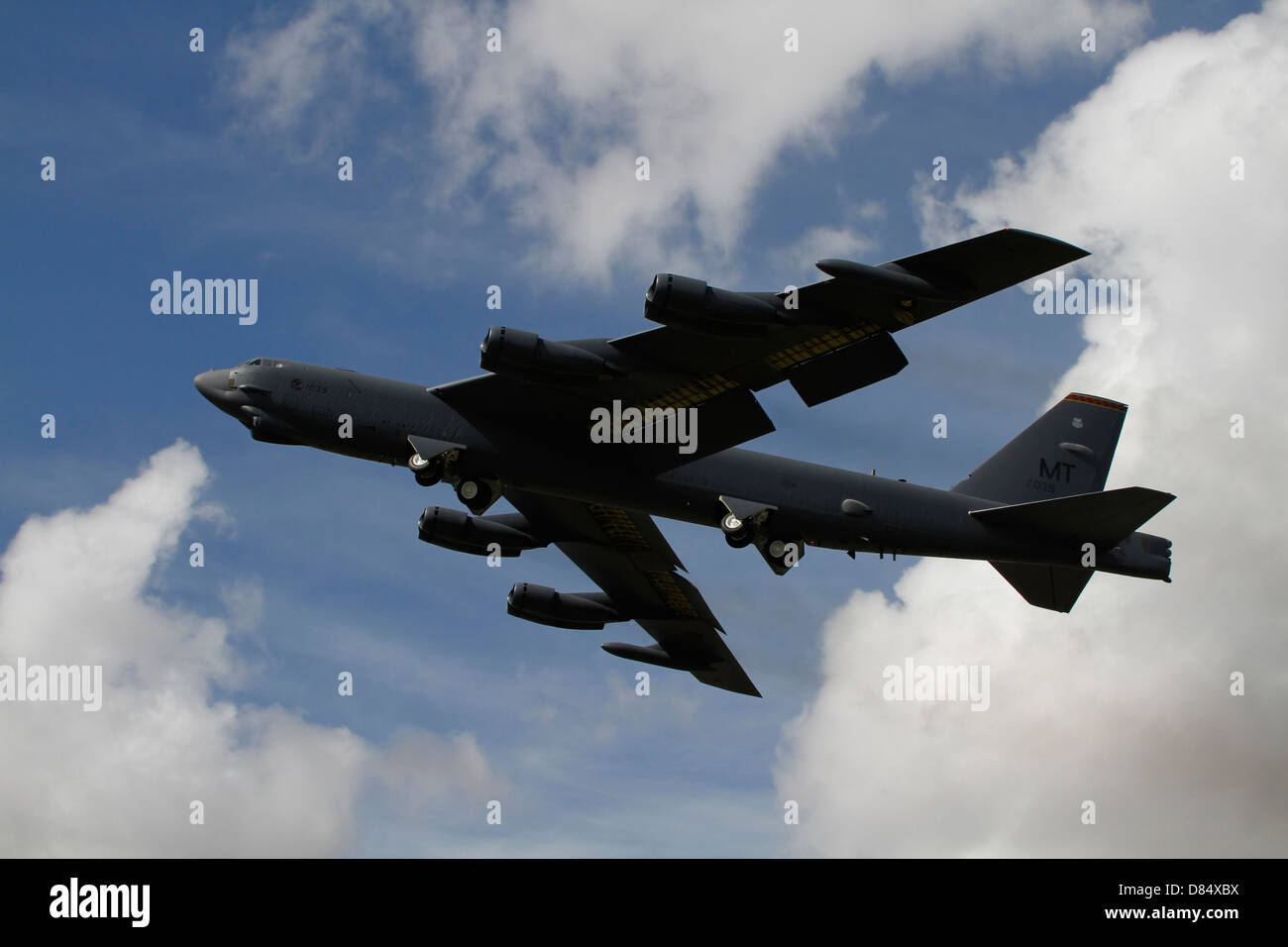 Ein b-52 Stratofortress schwerer Bomber der US Air Force startet vom Luftwaffenstützpunkt Fairford, Vereinigtes Königreich. Stockfoto