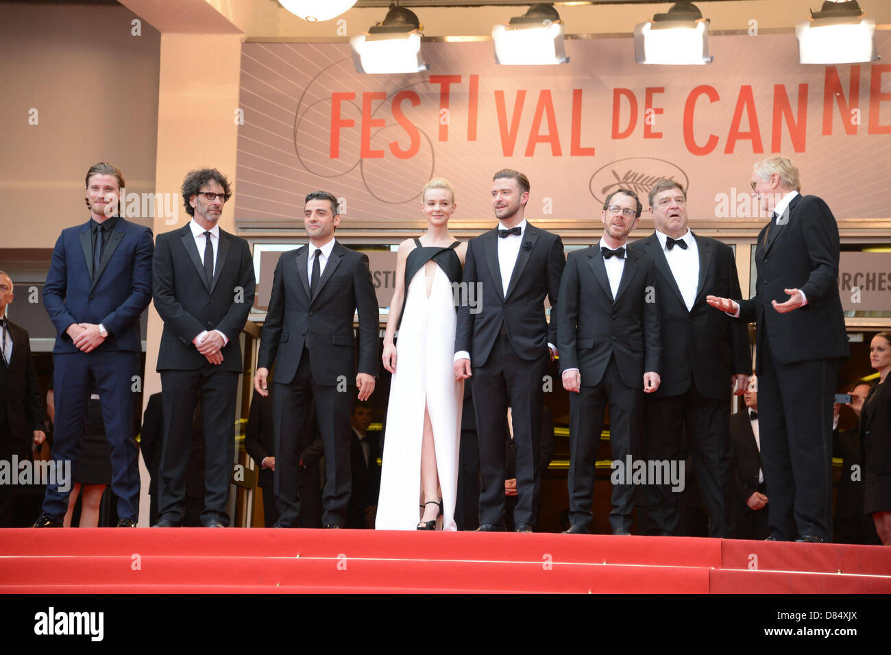 Cannes, Frankreich. 19. Mai 2013. (L-R) Allgemeiner Delegierter des Cannes Film Festival Thierry Fremaux, Schauspieler John Goodman, Garrett Hedlund, Regisseur Joel Coen, Schauspieler Oscar Isaac, Carey Mulligan, Justin Timberlake, Direktor Ethan Coen, John Goodman und Musiker und Produzent T-Bone Burnett besuchen die Premiere von 'Inside Llewyn Davis' während der 66. jährlichen Cannes Film Festival im Palais des Festivals im 19. Mai 2013 in Cannes, Frankreich. (Bild Kredit: Kredit: Friedrich Injimbert/ZUMAPRESS.com/Alamy Live-Nachrichten) Stockfoto