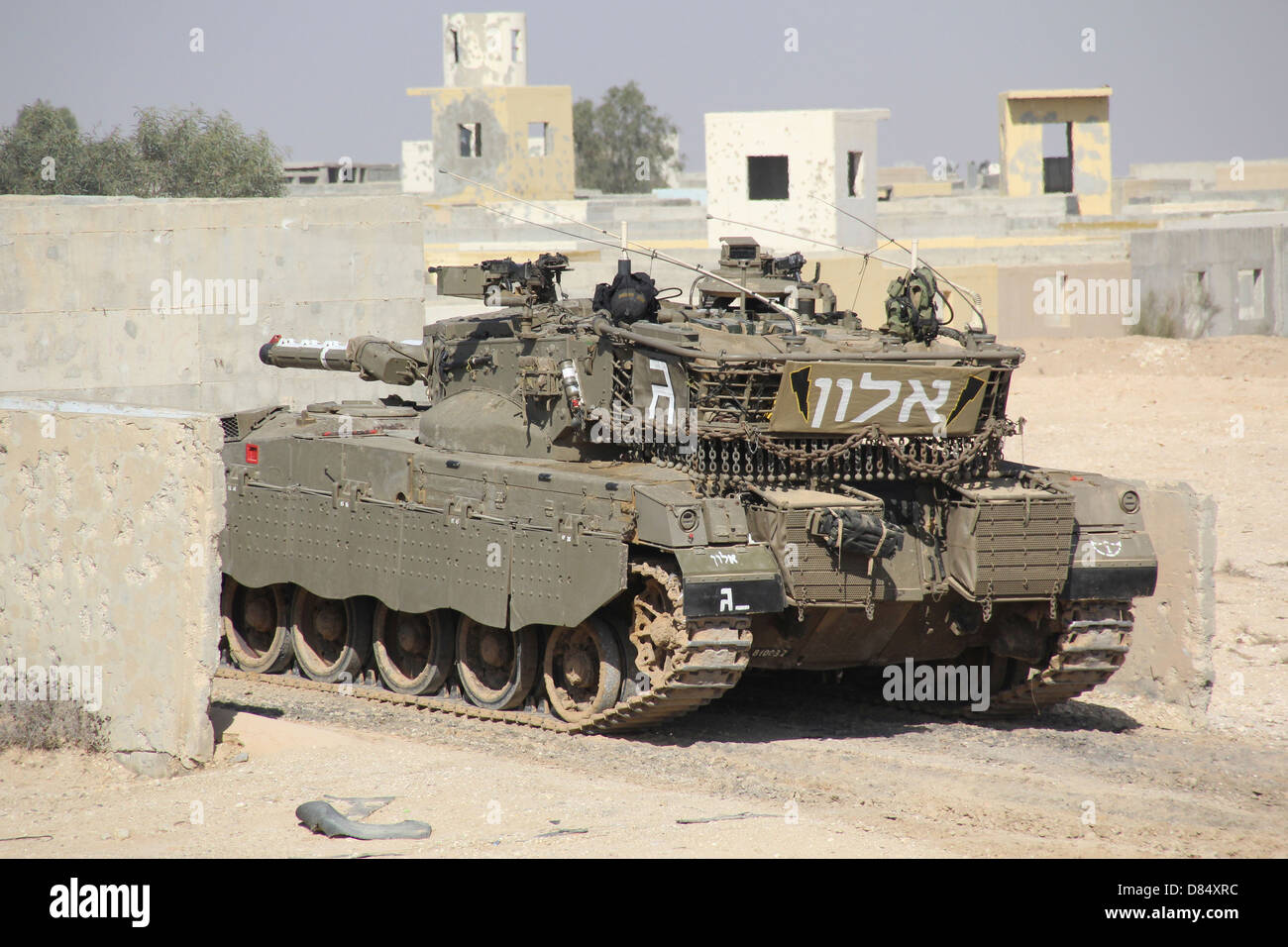 Ein Israel Defense Force Merkava Mark II Kampfpanzer zeigt Häuserkampf Techniken. Stockfoto