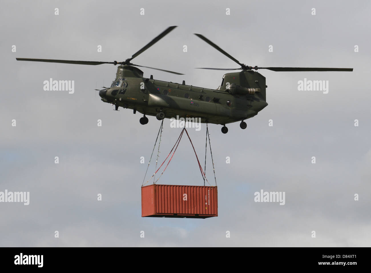 ROYAL AIR FORCE CHINOOK TRAGEN LAST / CONTAINER Stockfoto