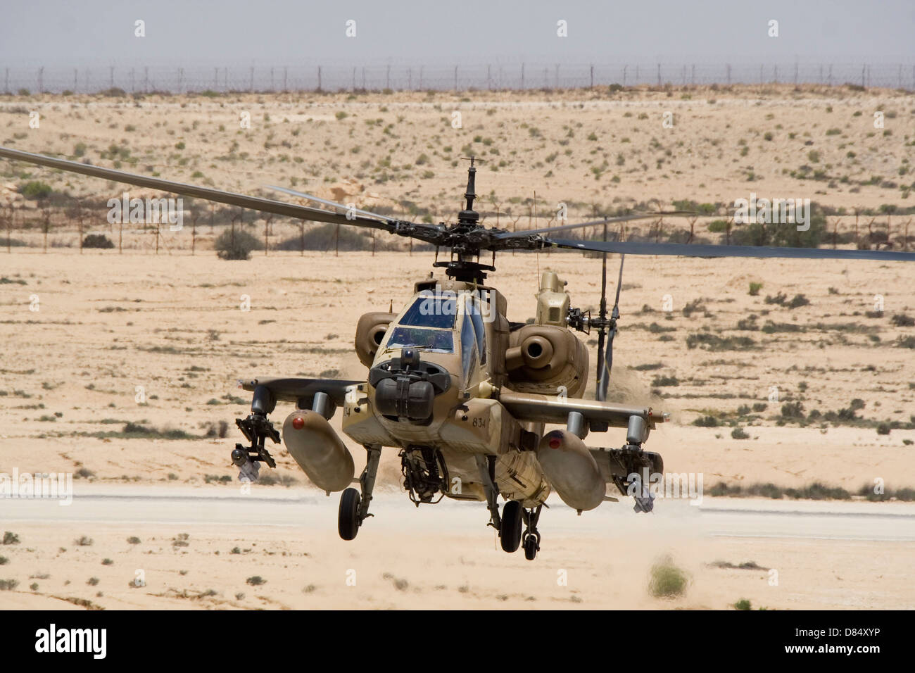 Ein Kampfhubschrauber AH-64A Peten der israelischen Luftwaffe schwebt über der Landebahn auf Ramon Air Force Base in Israel. Stockfoto