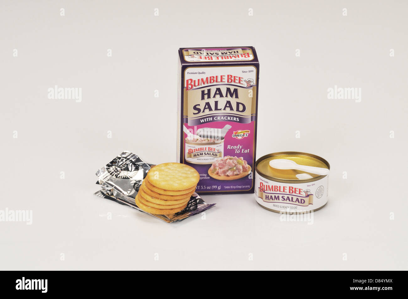 Bumble Bee Schinken Wih Mayo Salat mit Crackern auf weißem Hintergrund Ausschnitt essfertig. Stockfoto