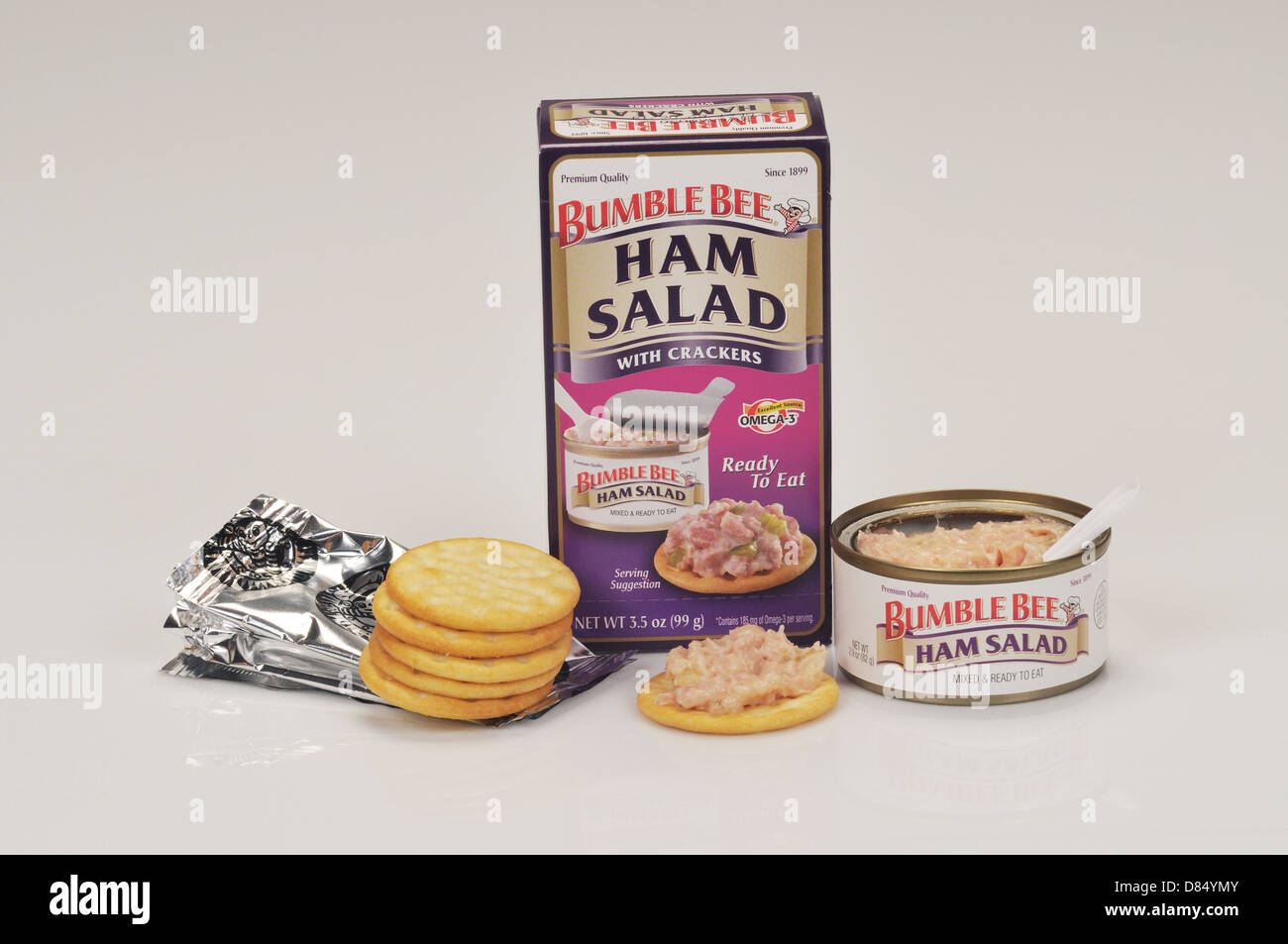 Bumble Bee Schinken mit mayo Salat mit Crackern Paket bereit, auf weißem Hintergrund Ausschnitt zu essen. Stockfoto