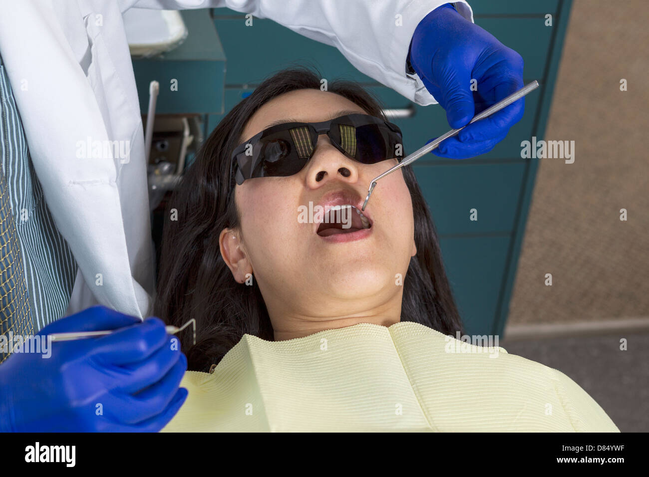 Horizontale Foto eines männlichen Zahnarztes auf Reife Frau Patienten arbeiten Stockfoto