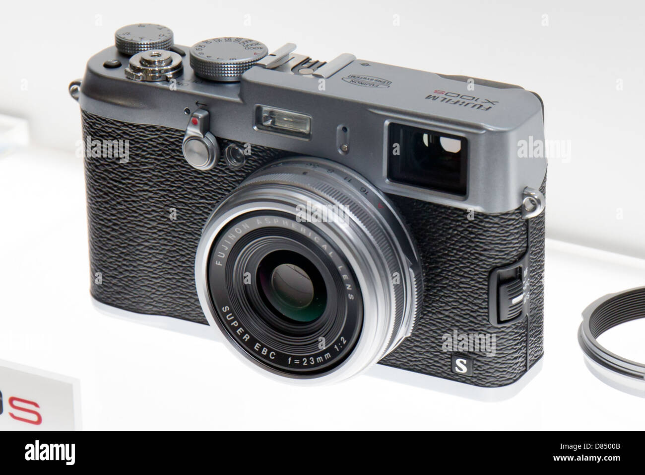 Die 2013 Fujifilm X100S ist eine erstklassige Kompaktkamera, die für ihre fortschrittlichen Funktionen und ihre hervorragende Bildqualität bekannt ist. Er bietet außergewöhnliche Leistung sowohl bei der Standbildfotografie als auch bei der Videoaufzeichnung und ist somit eine beliebte Wahl für Enthusiasten und Profis. Stockfoto