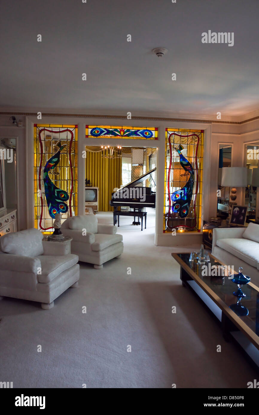 Ein Blick auf das Wohnzimmer in Elvis Presleys Villa Graceland in Memphis, Tennessee Stockfoto