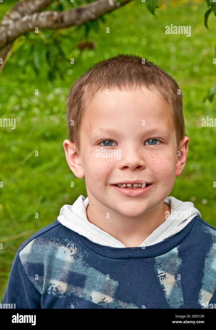 niedlicher kleine 8 jährige kaukasische junge lächelt im Freien. Er