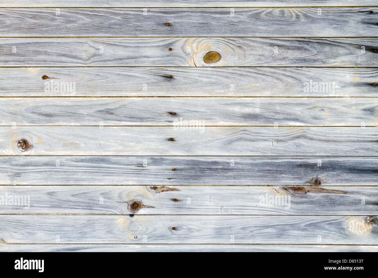 Rustikales Holz mit Ästen und Nägel. Stockfoto