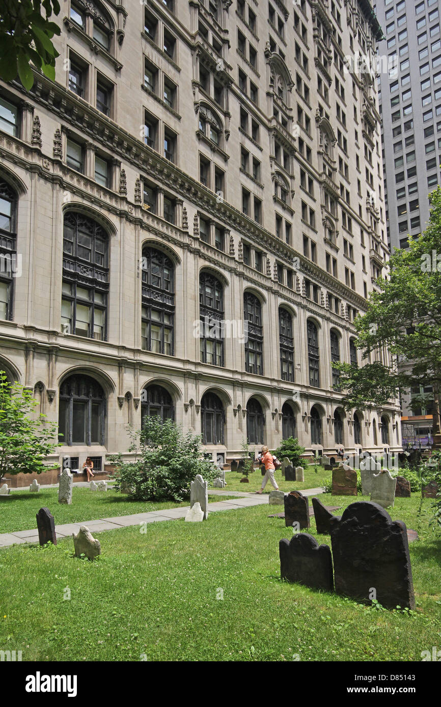 Manhattan-Bürogebäude und Trinity Church Cemetery Stockfoto