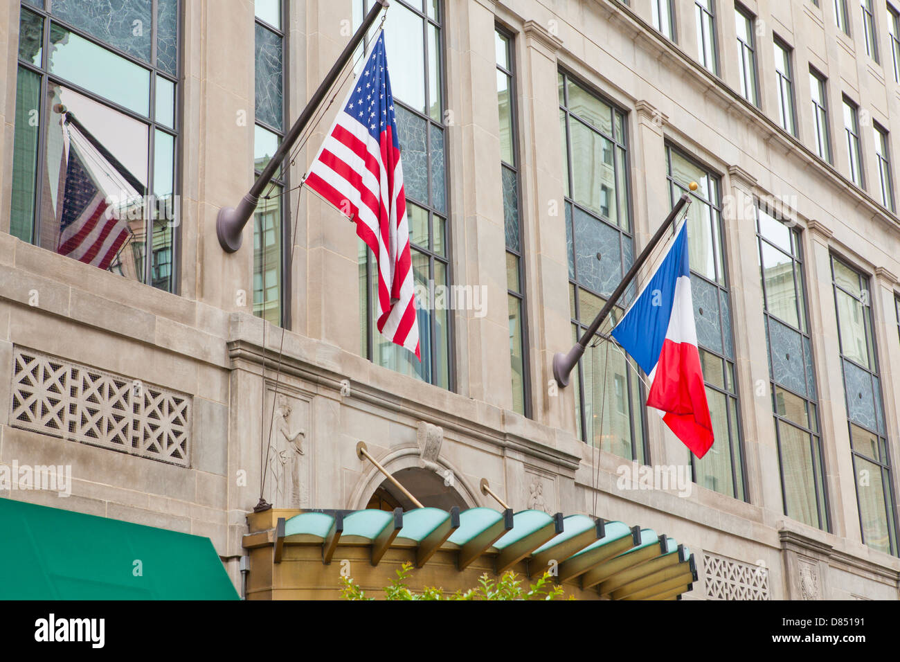 USA Frankreich Fahnen auf Gebäude Stockfoto