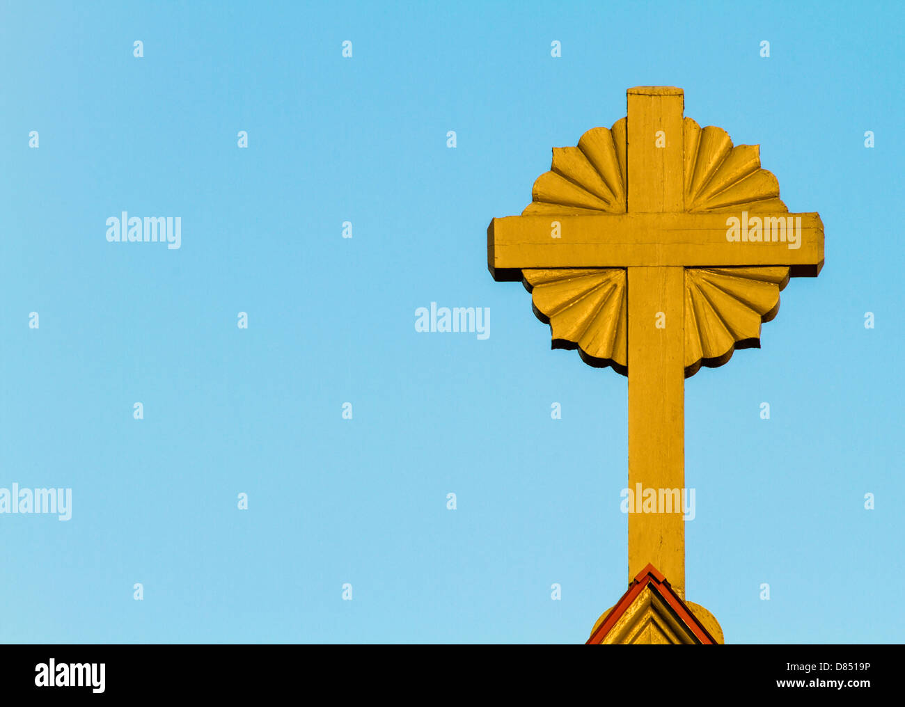 Ein hölzernes Kreuz gegen einen blauen, wolkenlosen Himmel. Stockfoto
