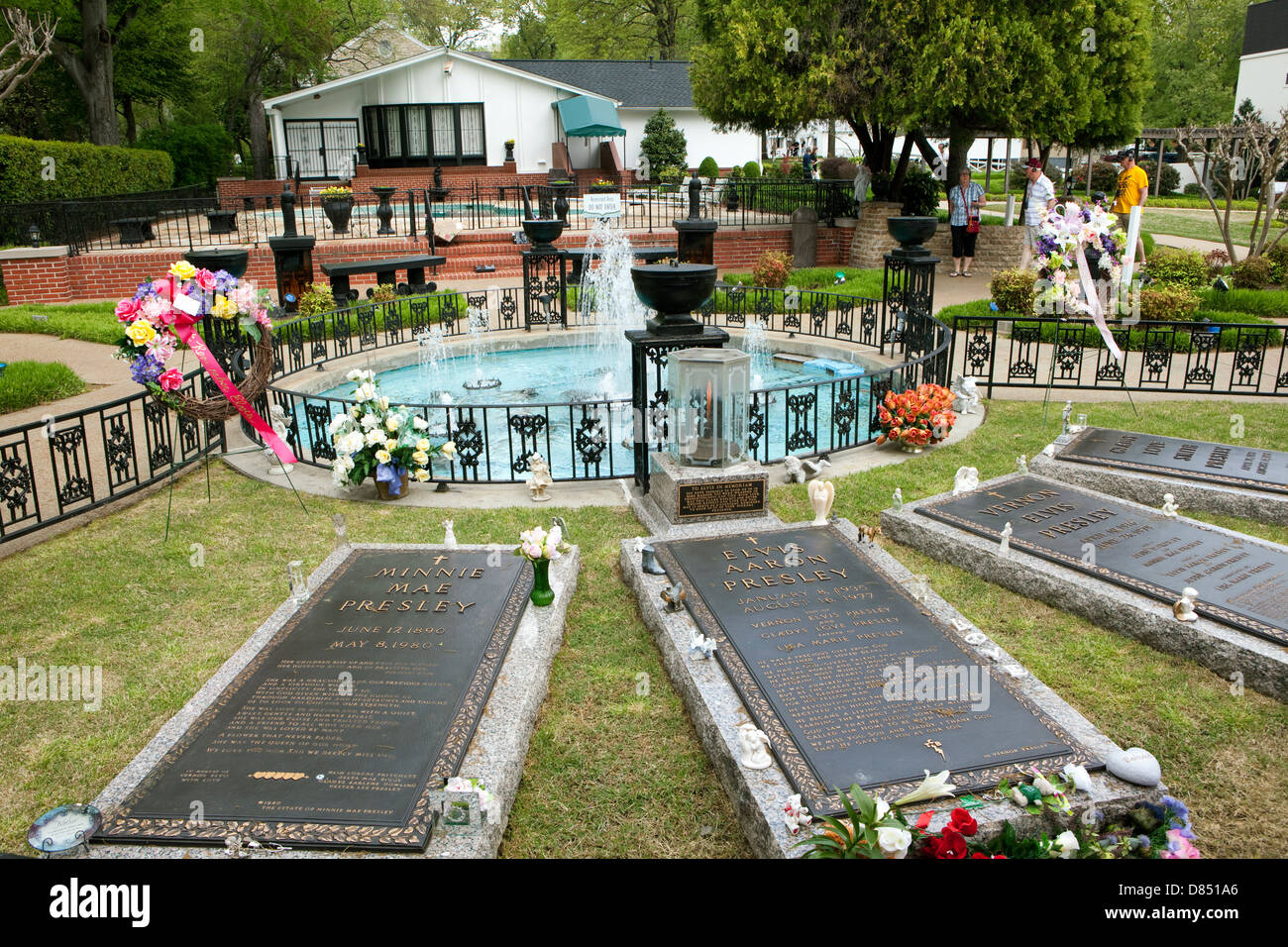 Ein Blick auf das Grab von Elvis Presley und seine Familienangehörigen in Graceland in Memphis, Tennessee Stockfoto