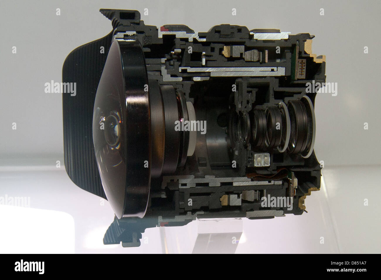 Das Canon EF 8-15 mm F4L Fisheye USM Objektiv ist ein Weitwinkelobjektiv, das für seine Fähigkeit bekannt ist, ultraweite, verzerrte Perspektiven mit außergewöhnlicher Klarheit aufzunehmen. Es verfügt über ein Fischaugendesign, mit dem Fotografen kreative Weitwinkelaufnahmen für eine Vielzahl von professionellen und künstlerischen Anwendungen aufnehmen können. Das Schnittbild bietet eine detaillierte Ansicht der internen Mechanik. Stockfoto