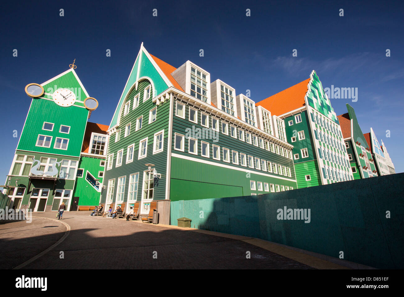 Der ultra trendige, moderne Bahnhof in Zaanstadt, die traditionellen Hausstil Bereich aussehen soll, Stockfoto