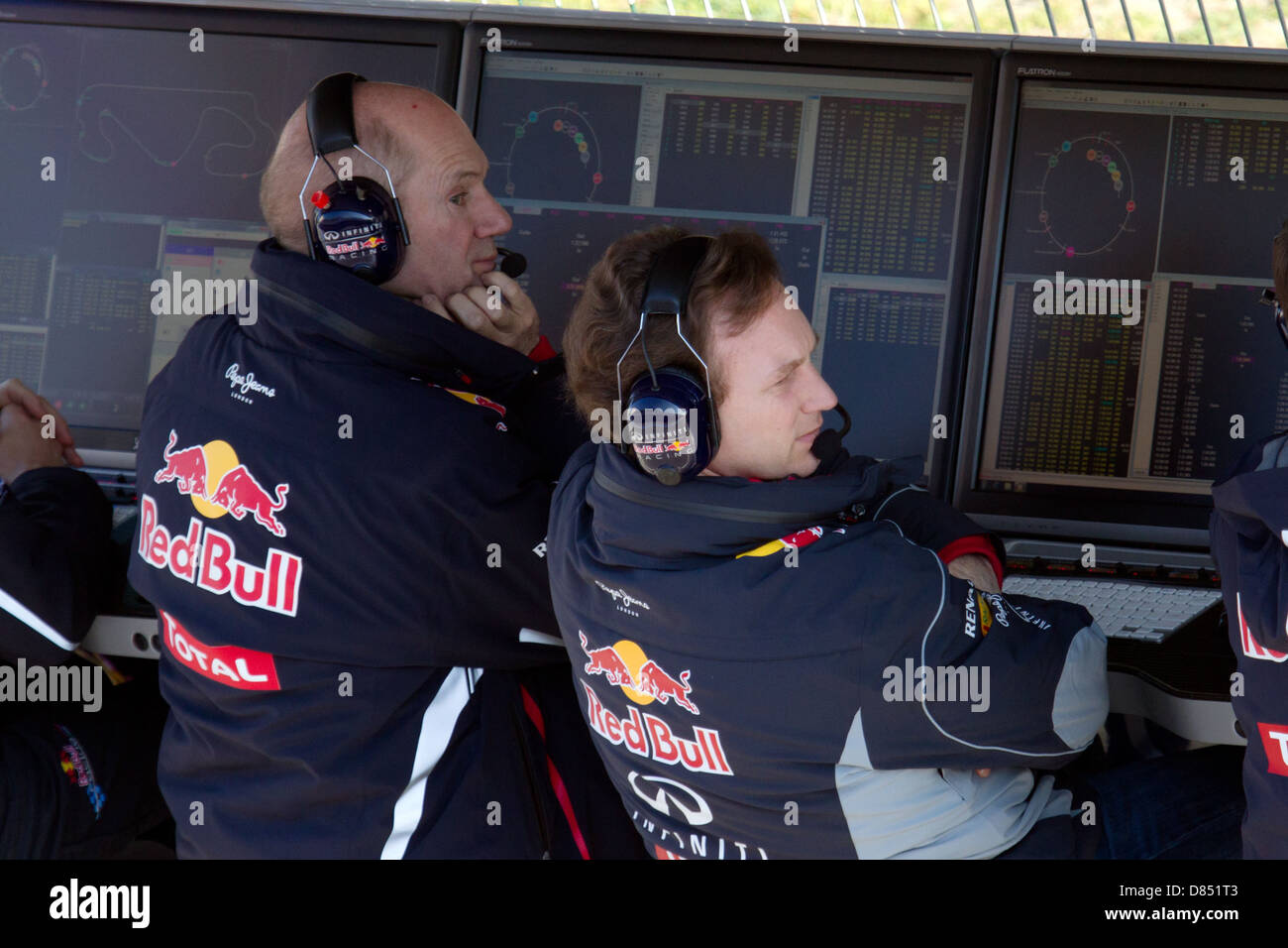 Christian Horner, Teamchef, und Adrian Newey, Chief Technical Officer von Red Bull Racing, werden während der Formel-1-Tests in Katalonien 2013 abgebildet. Das Bild zeigt ihre Beteiligung an der Entwicklung des Rennwagens von Red Bull für die F1-Saison 2013. Stockfoto