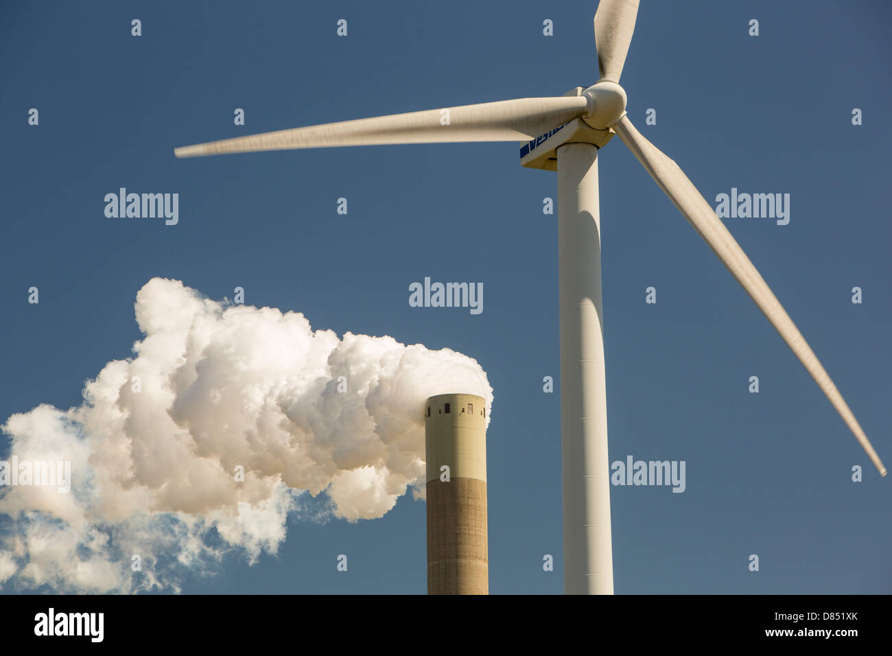 Klima-Änderung-Himmel und Hölle einer Windkraftanlage mit Emissionen aus einem Kohle abgefeuert Kraftwerk in Amsterdam, Niederlande. Stockfoto