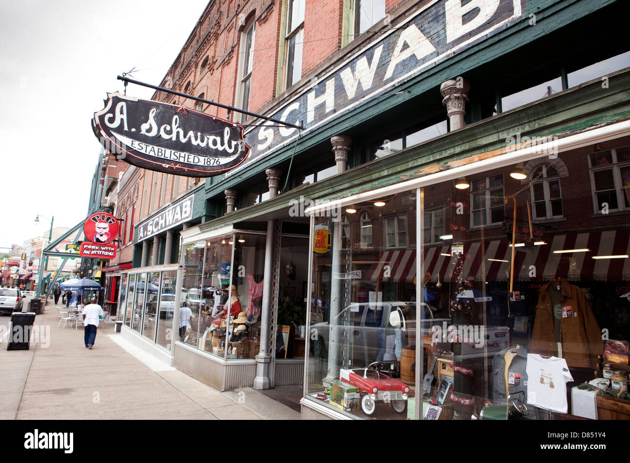 Ein Blick auf die A. Schwab speichern auf der Beale Street in Memphis, Tennessee Stockfoto