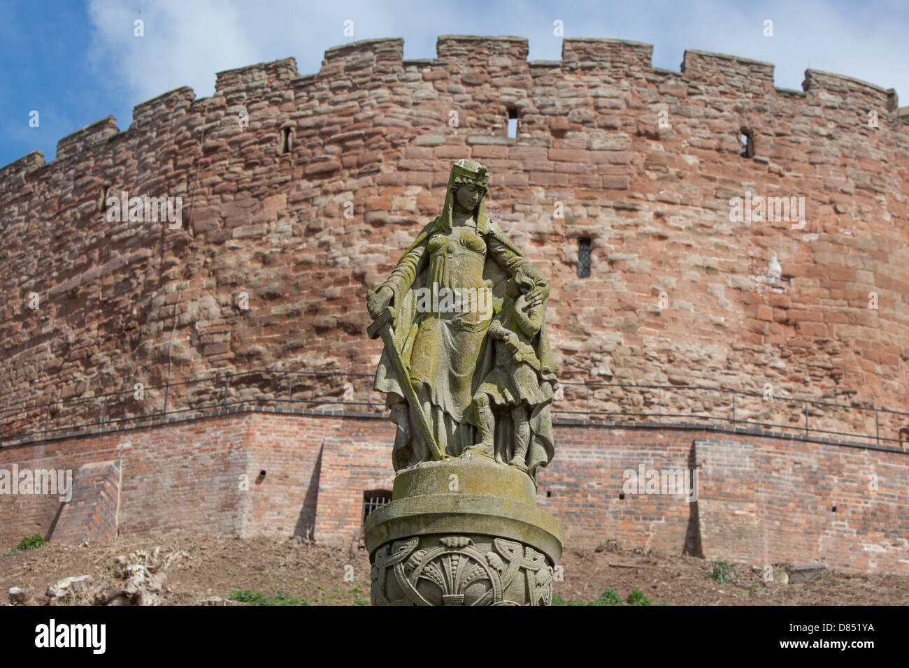 Aethelflaed oder Ethelfleda, auch bekannt als die Dame das Mercians. Ihre Statue steht in der Nähe von Tamworth Castle. Stockfoto