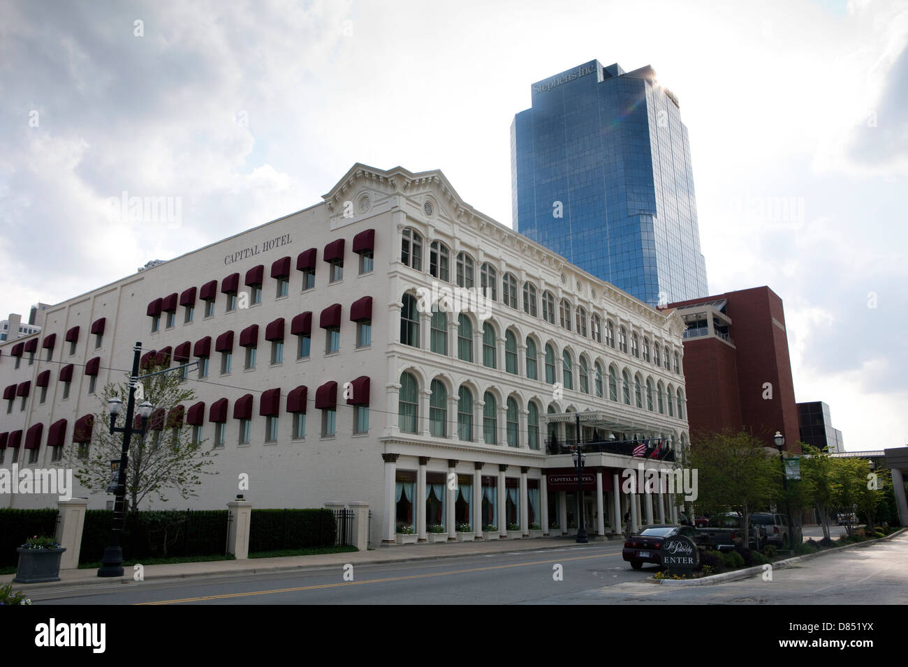 Ein Blick auf die Hauptstadt Hotelgebäude und Stephens Inc Gebäude in Little Rock, Arkansas Stockfoto