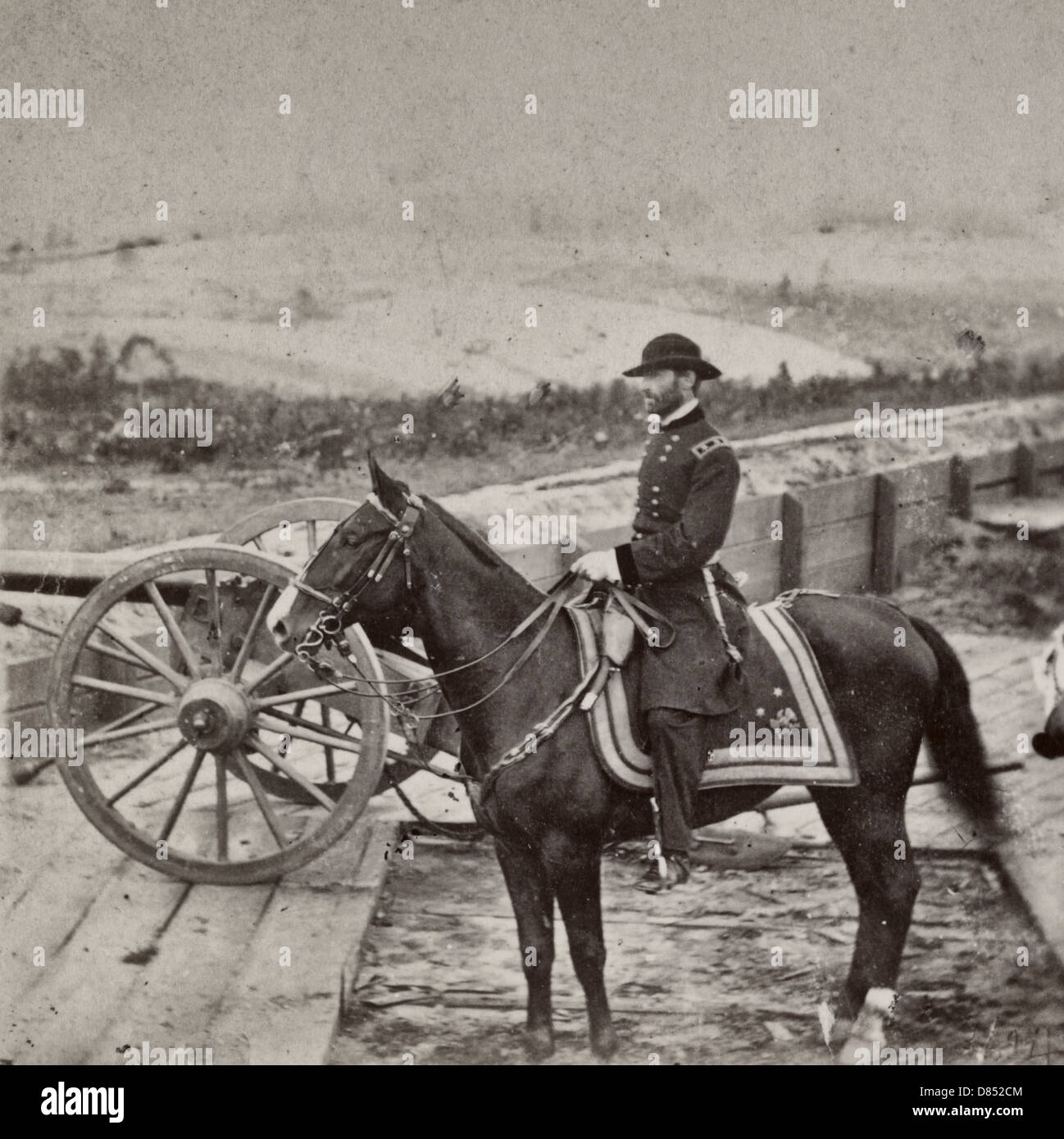 General William T. Sherman auf dem Pferderücken auf Anschluß Linie in der Nähe von Atlanta im Jahr 1864. Stockfoto