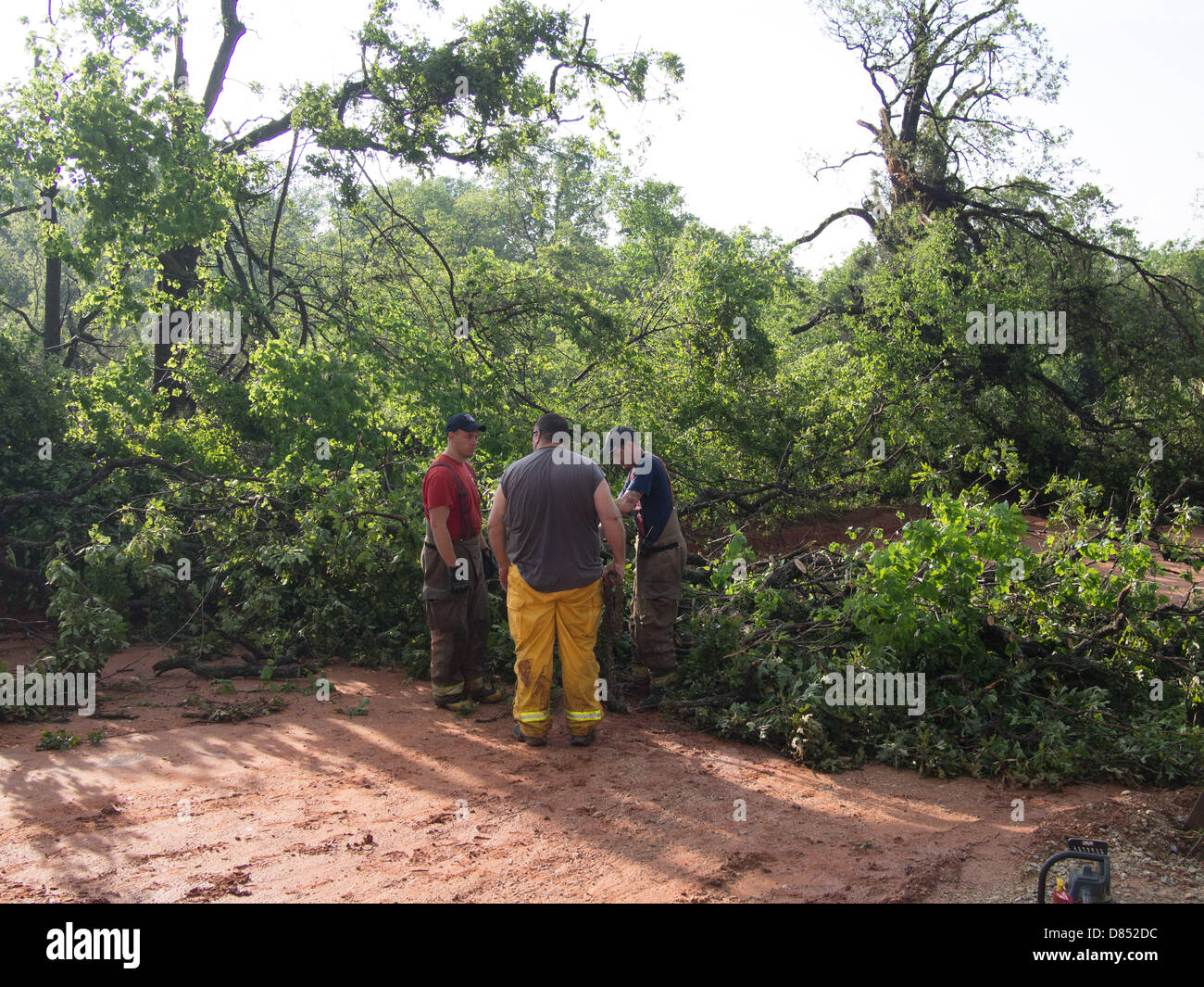 Oklahoma, USA. 19. Mai 2013. Oklahoma, USA. 19. Mai 2013. Luther Freiwilliger Feuerwehrmann untersuchen die Schäden durch eine F4-Tornado nördlich von Luther, Oklahoma.  Bildnachweis: James Pratt / Alamy Live News Stockfoto