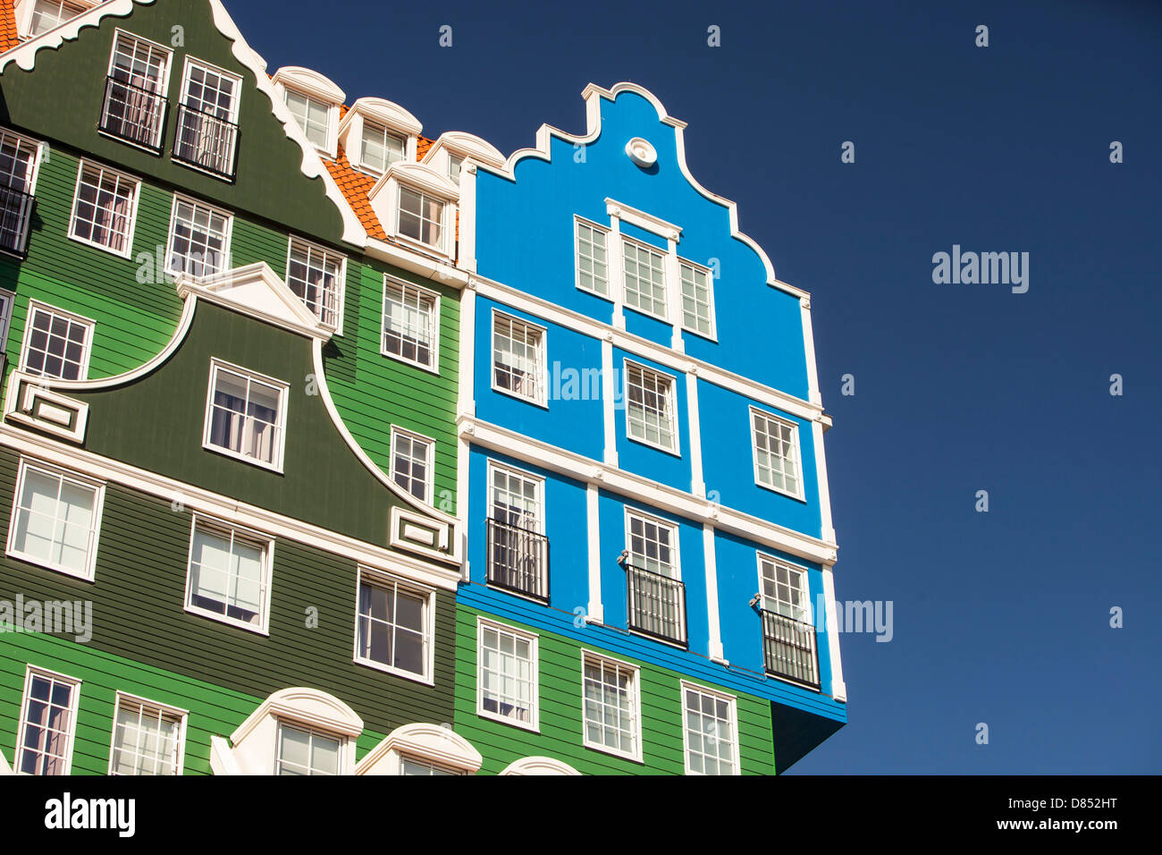 Ein ultra trendiges, modernes Hotel in Zaanstadt, die den traditionellen Stil des Gebiets, Niederlande aussehen soll. Stockfoto