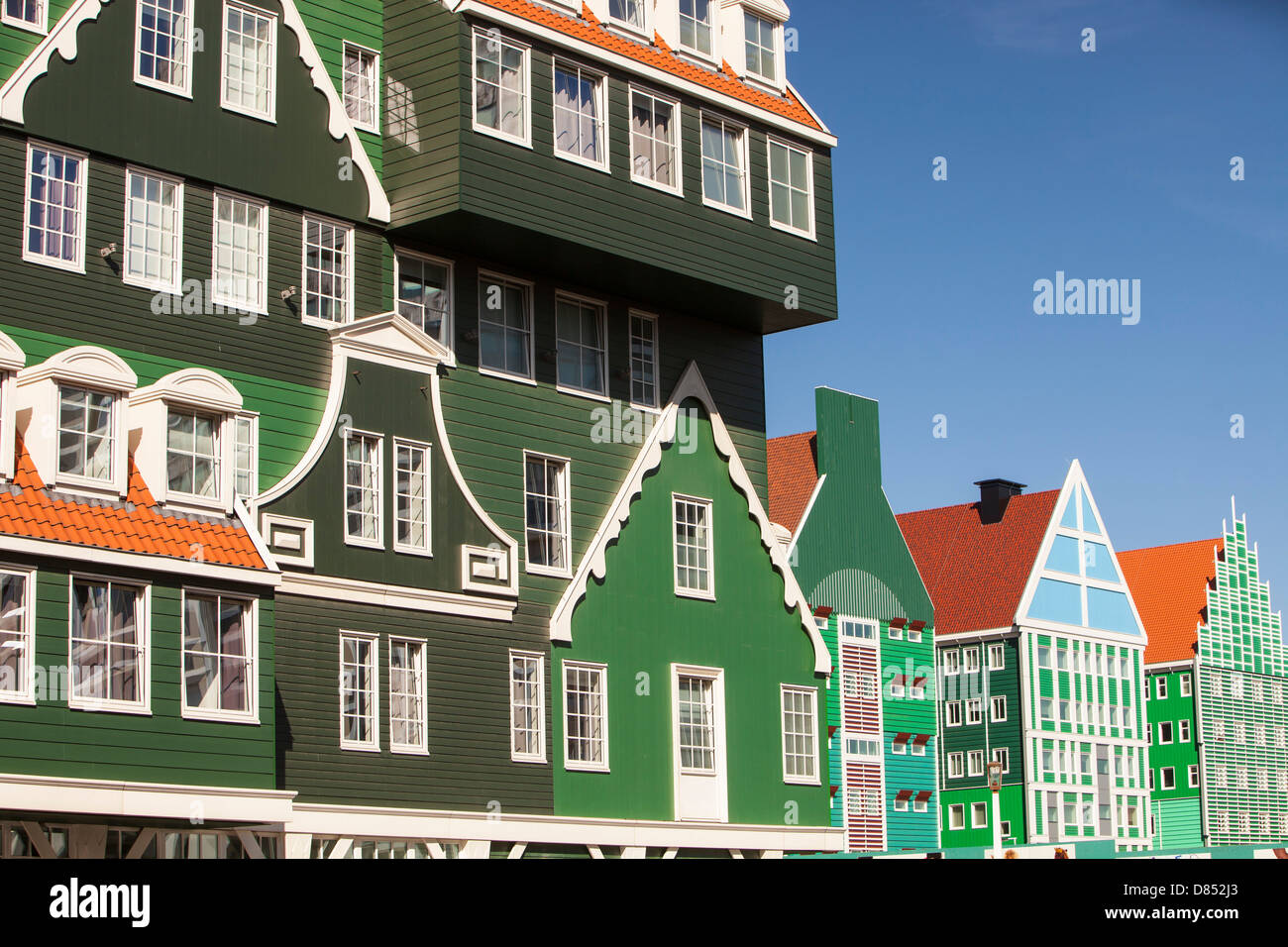 Ein ultra trendiges, modernes Hotel in Zaanstadt, die den traditionellen Stil des Gebiets, Niederlande aussehen soll. Stockfoto