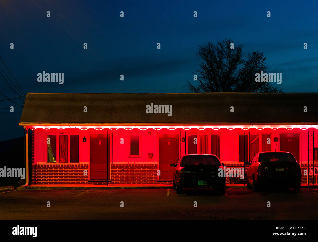 Budget Motel Außenansicht bei Dämmerung. Stockfoto