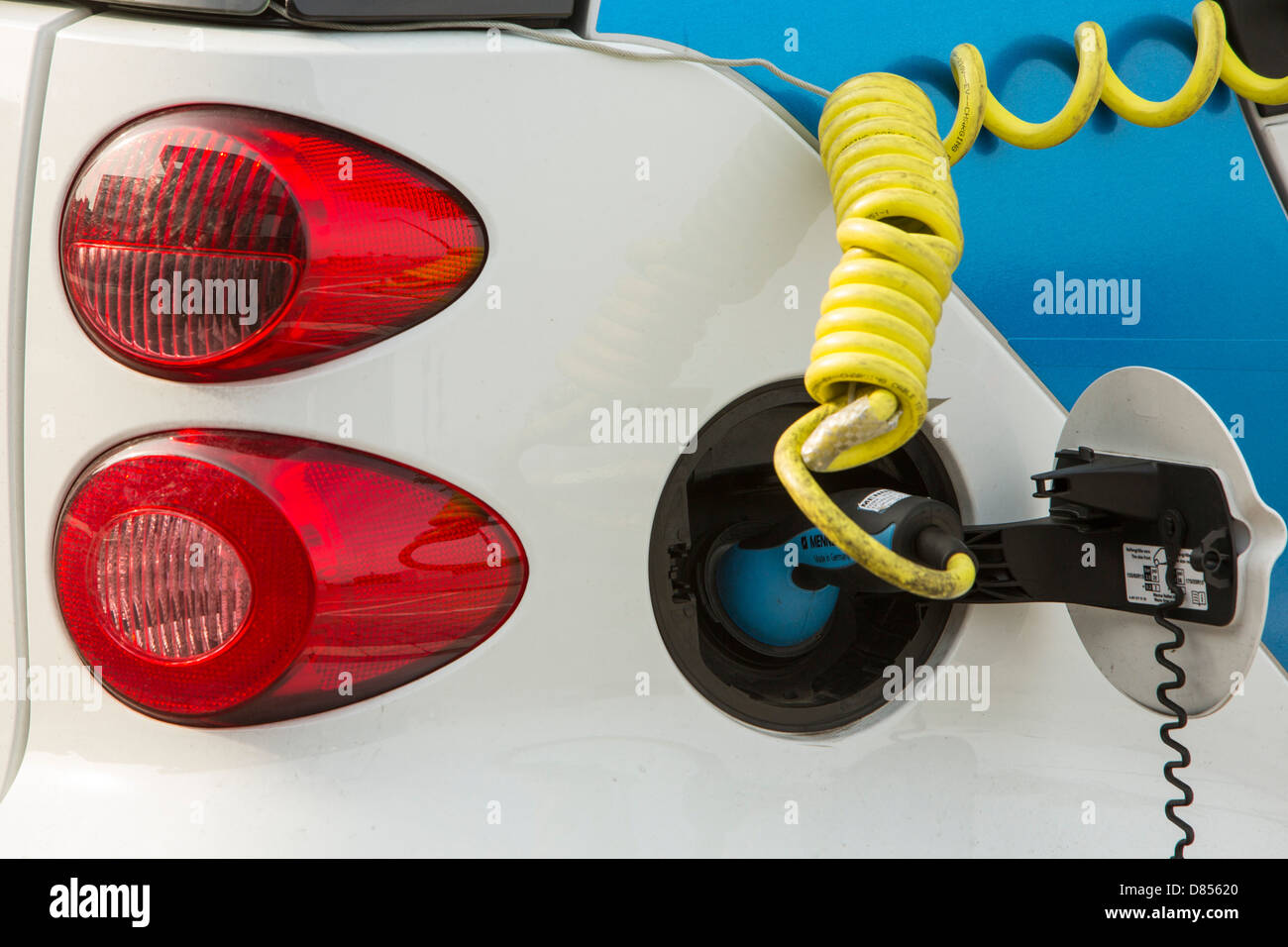 Ein Smart Auto Elektroauto an eine Ladestation für Elektroautos in Ijburg, Amsterdam, Niederlande. Stockfoto