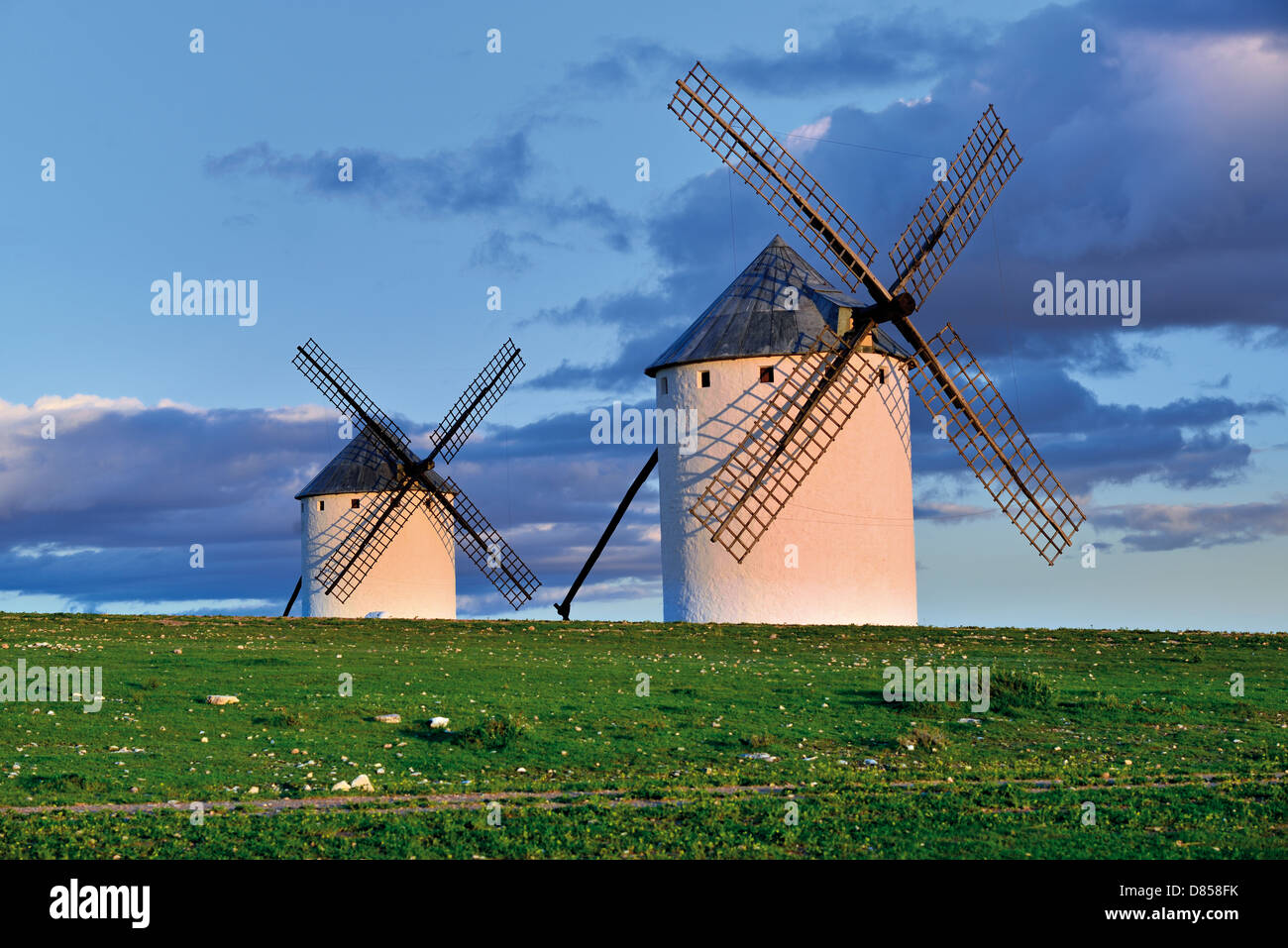 Spanien, Castilla-La Mancha: Malerische Aussicht auf zwei Windmühlen von Campo de Criptana Stockfoto