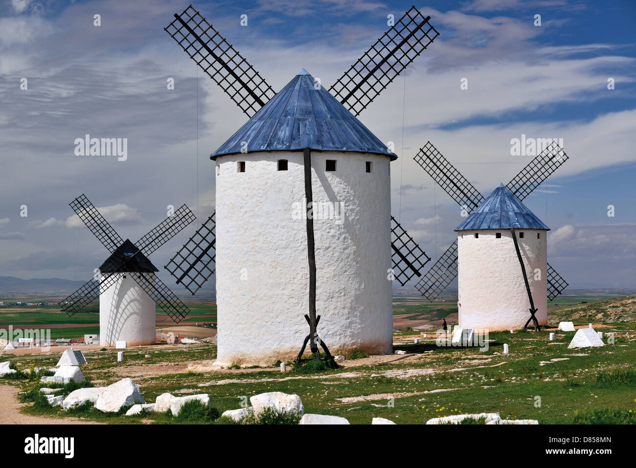 Spanien, Castilla-La Mancha: Tagesansicht der drei Windmühlen von Campo de Criptana Stockfoto