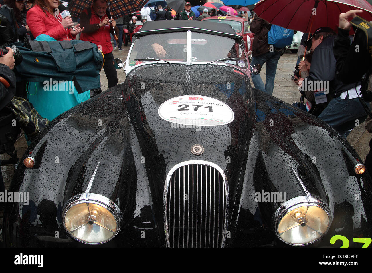 Oscar-Preisträger Daniel Day-Lewis bereitet sich zur Teilnahme an der 2013 Mille Miglia Straßenrennen fahren einen 1953 Jaguar XK 120 Stockfoto