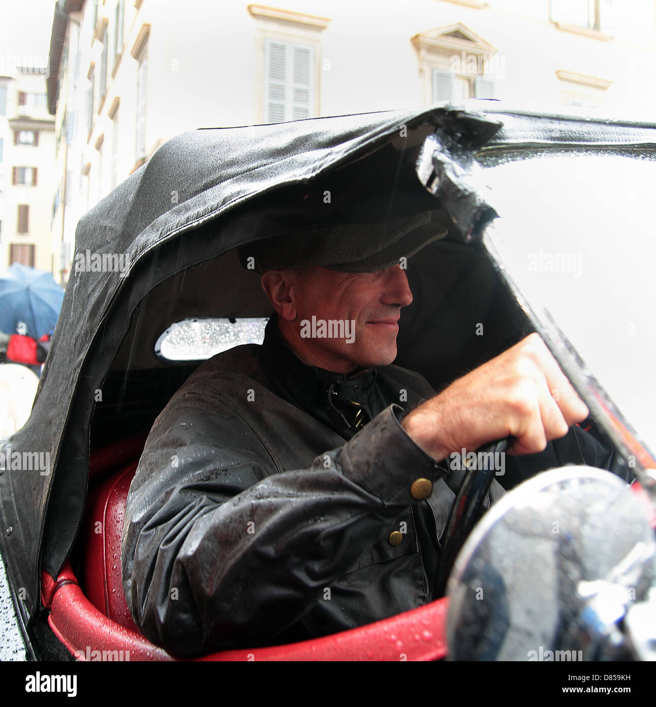 Oscar-Preisträger Daniel Day-Lewis beteiligt sich an einem sehr nassen 2013 Mille Miglia Straßenrennen, fahren ein 1953 Jaguar XK120 Stockfoto