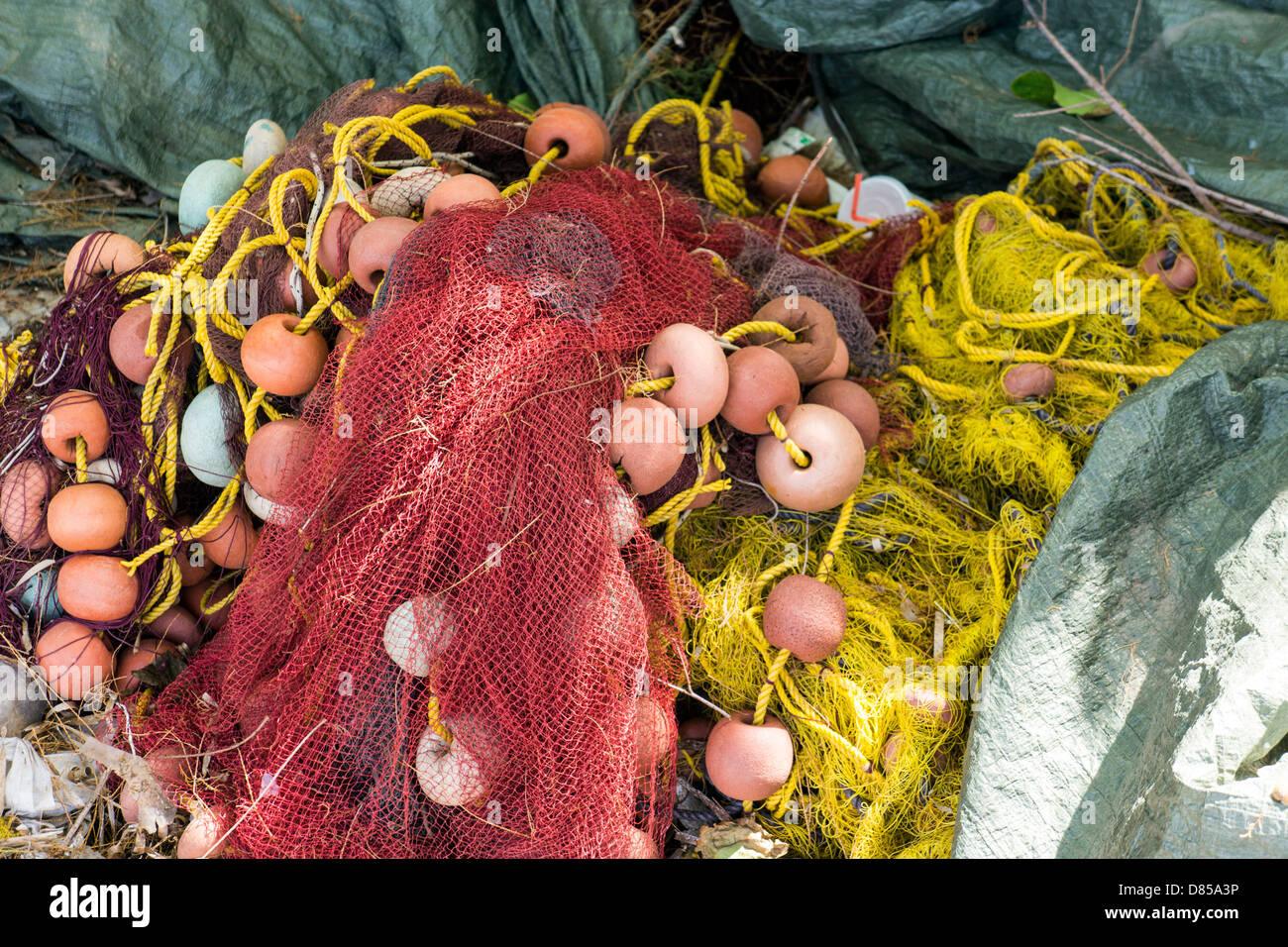 Haufen von roten und gelben Fischernetze mit schwimmt Stockfoto