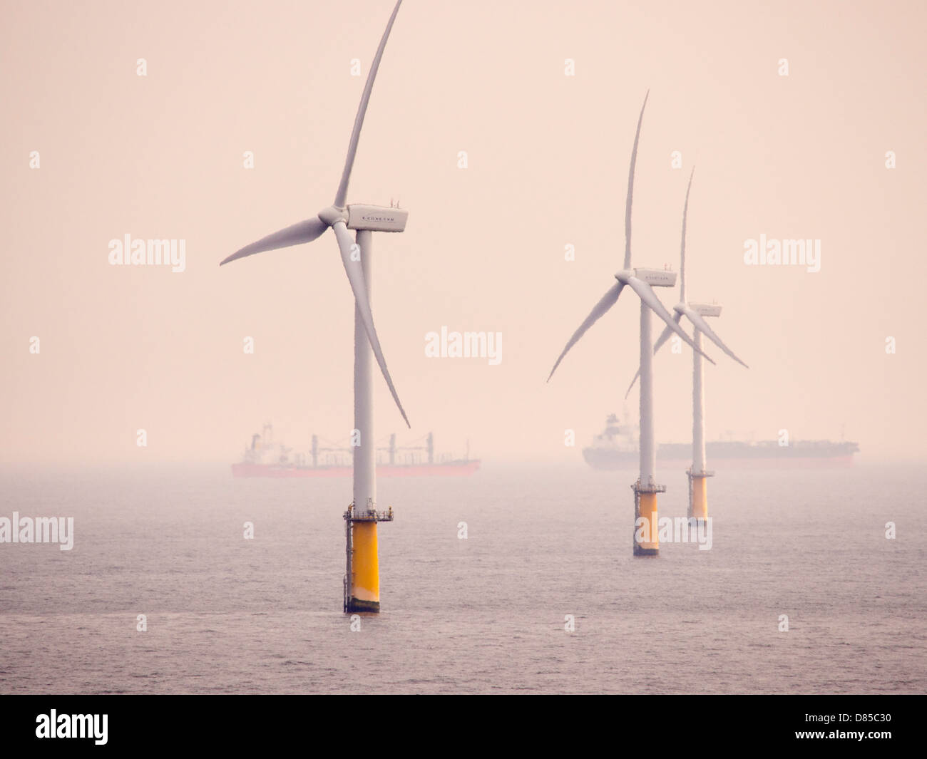 Klima-Wandel-Himmel und Hölle, Gewässer ein Offshore-Windpark in niederländischer Sprache eine Stunden Segeln von Ijmuiden und Öltanker Stockfoto