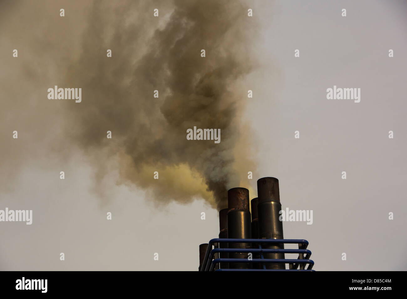 Emissionen aus ein Passagier Fähre brennenden Schiffsdiesel, ist einer der schmutzigsten am stärksten belasteten Brennstoffen. Stockfoto